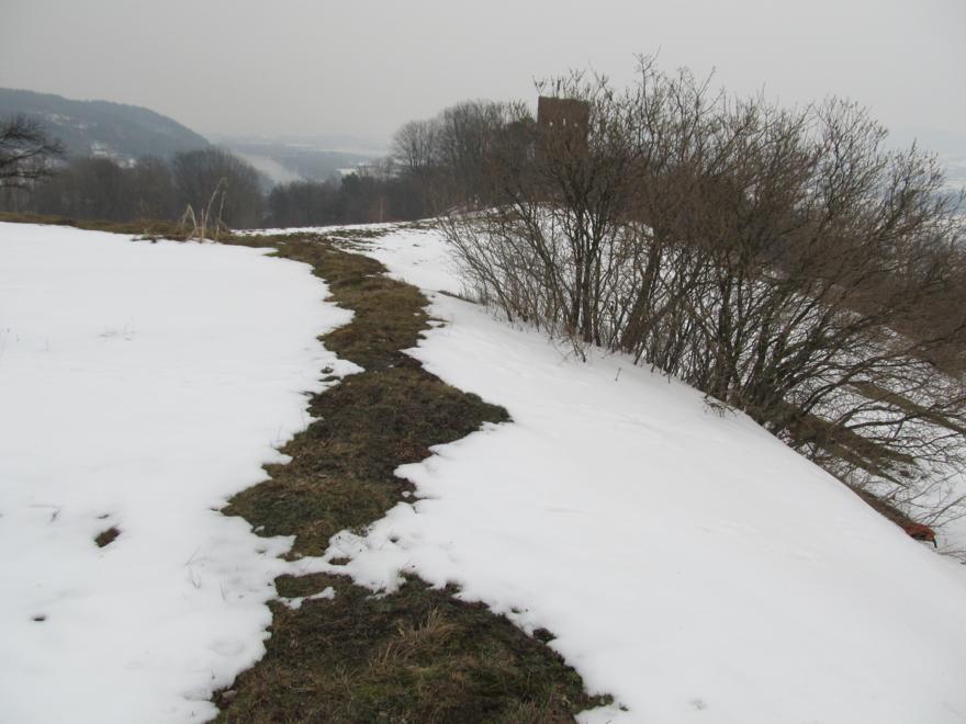 Wyróżniki śniegowe podkreślają miejsce, dawniej znajdował się mur otaczający cmentarz i kościół.jpg