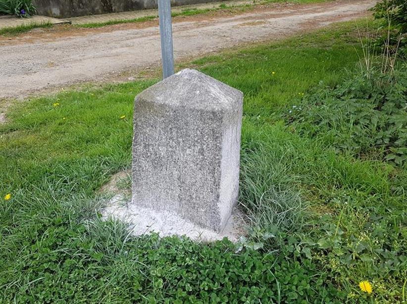 Niemcza - kamień drogwy przy ulicy Bolesława Chrobrego (3).jpg