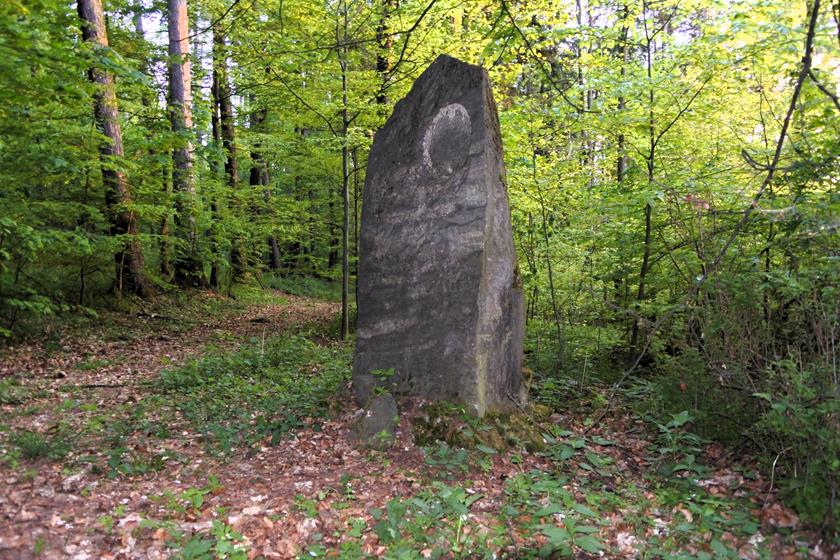Pomnik w lesie (2).JPG