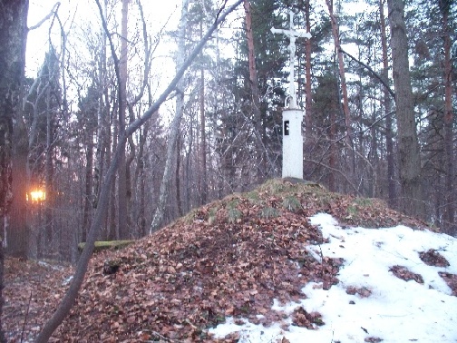 Zachód słońca nad grobowcem rodziny Lipowskich.jpg