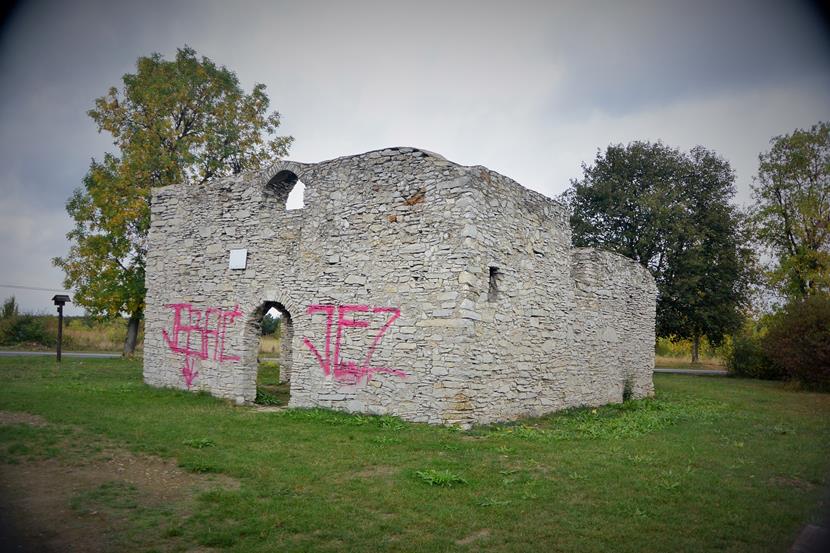 Zniszczona elewacja kościelna- wrzesień 2015 (5).JPG