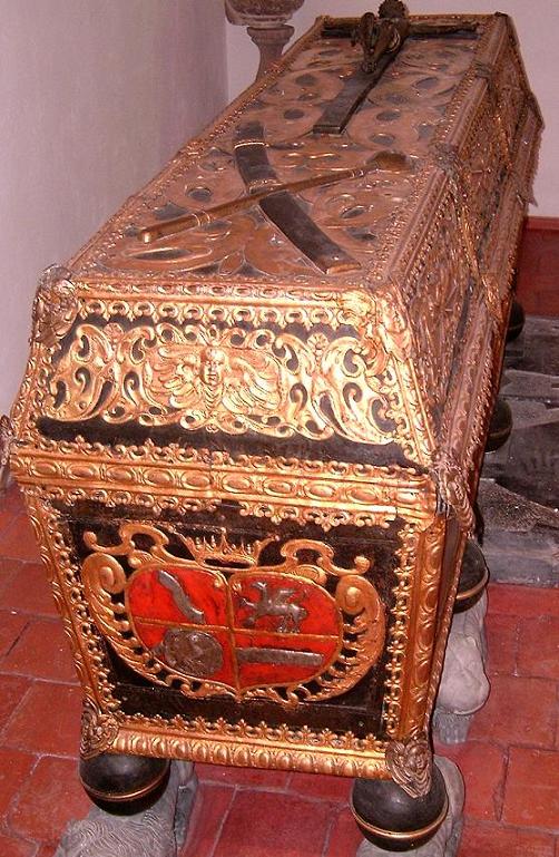 1. Wiśnicz - sarkofag księcia Lubomirskiego w izbie służącego.JPG