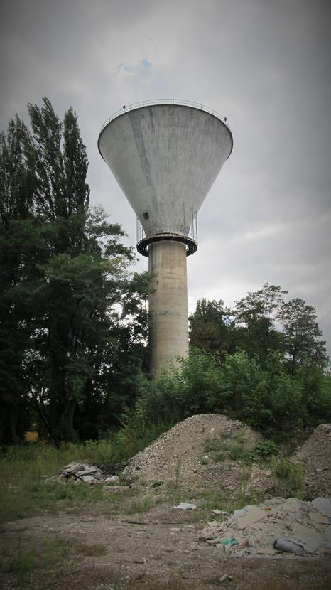 Wieża ciśnień z zewnątrz (1).jpg