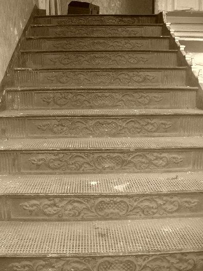 Piękne, metalowe schody.jpg