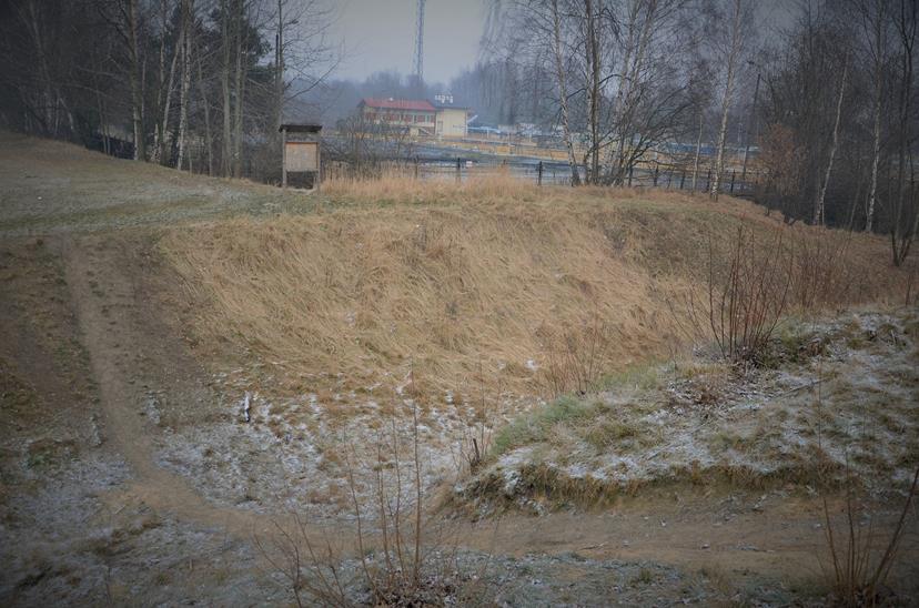 Widok na fosę grodziska (1).JPG