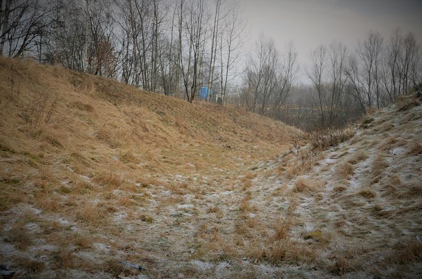 Widok na fosę grodziska (3).JPG