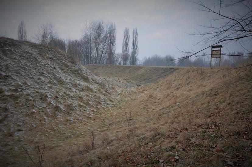 Widok na fosę grodziska (5).JPG