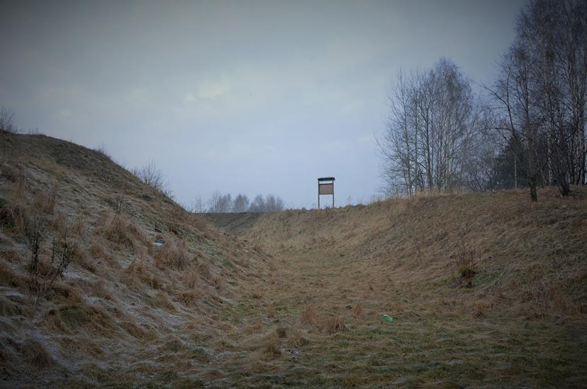 Widok na fosę grodziska (6).JPG