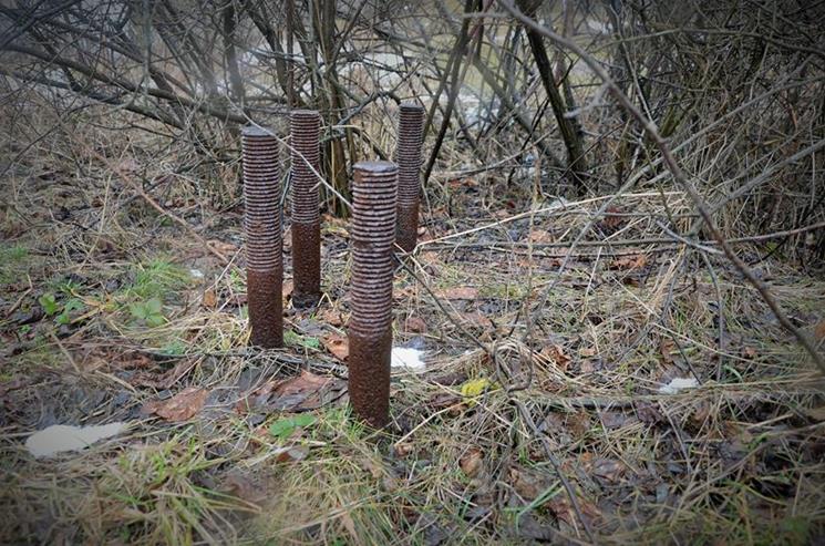 Podstawa czwarta - kotwy wśród trawy (2).JPG