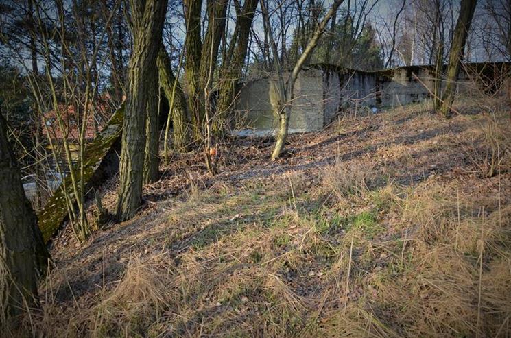 Schron przeciwlotniczy - widok z zewnątrz (6).JPG