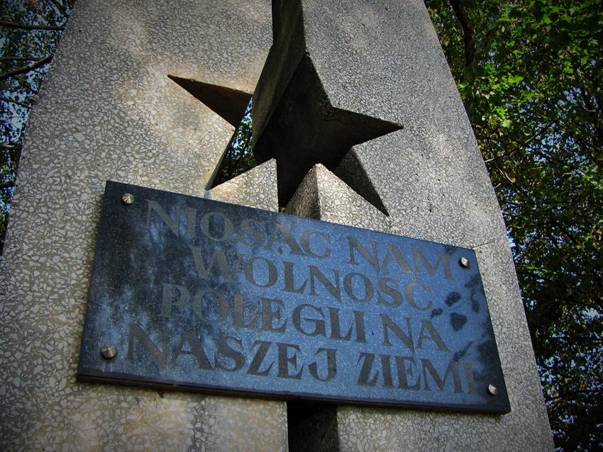 Bobrowniki - pomnik (2).JPG