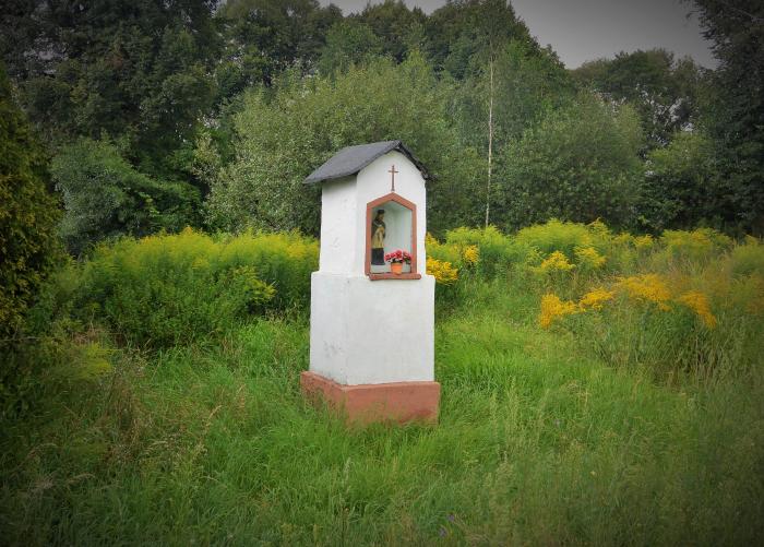 Kapliczka ze świętym Janem Nepomucenem (3).jpg