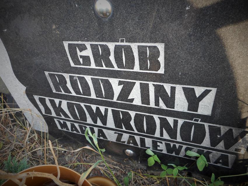 Grób rodziny Skowron (7).JPG