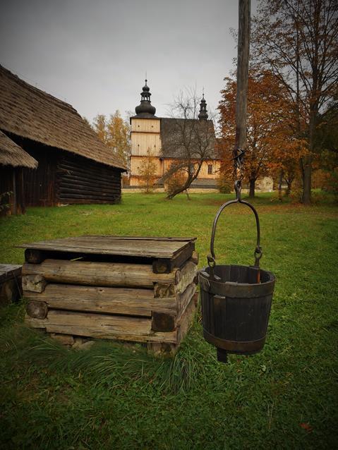 Studnia w zagrodzie  Lachów Sądeckich (5).JPG