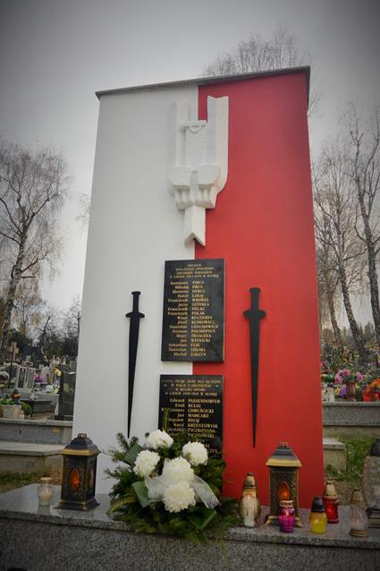 Pomnik na cmentarzu (5).JPG
