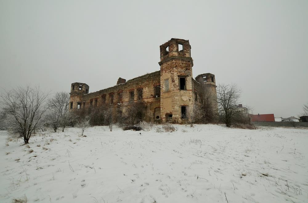 Podzamcze Piekoszowskie zamek z zewnątrz (4).JPG