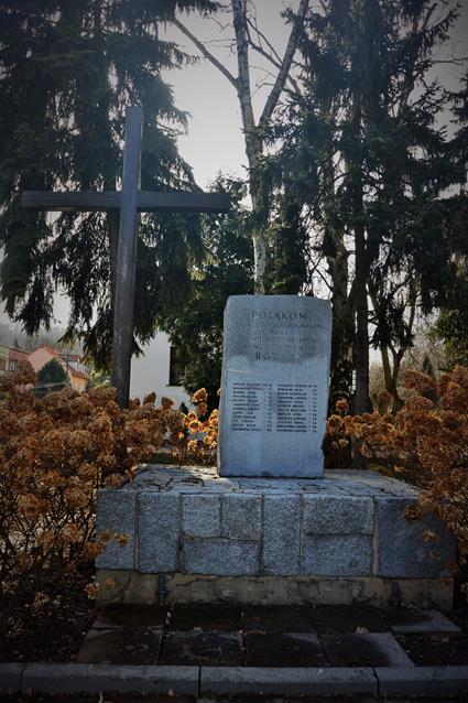 Krzyż i obelisk (1).JPG