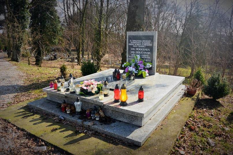Leśnica - grób Powstańców Śląskich (2).JPG