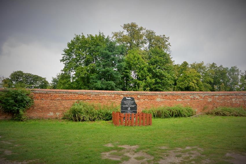 Obelisk na pamiątkę udanej akcji (4).JPG