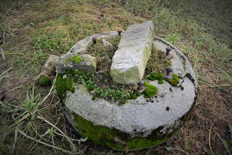 Słupek na podstawie kwietnikowej baterii Flak (1).JPG