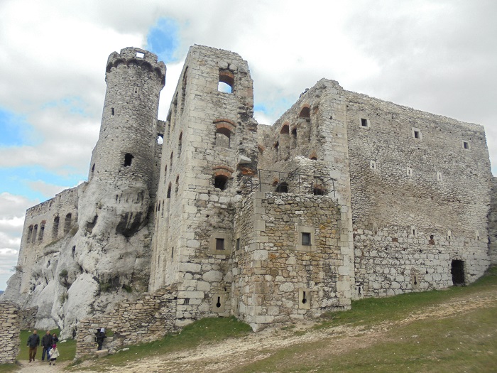 Ogrodzieniec zamek baszta kredencarska i kurza stopa.JPG