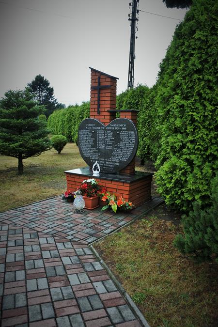 Olza - pomnik poległych w II Wojnie Światowej (2).JPG