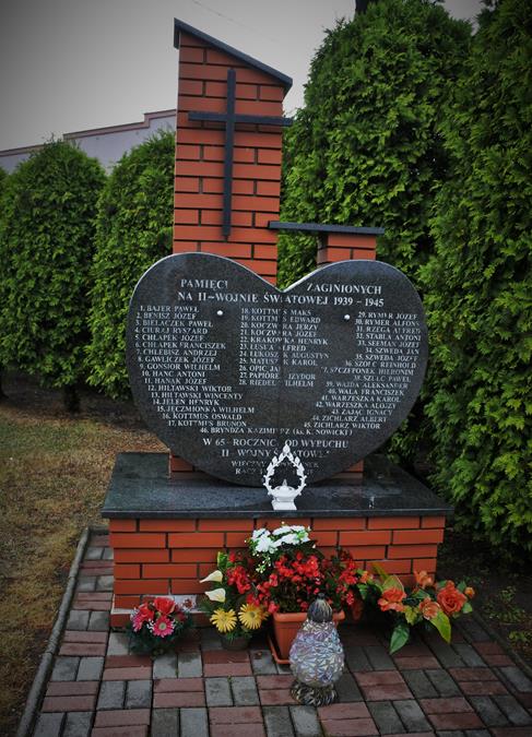 Olza - pomnik poległych w II Wojnie Światowej (3).JPG