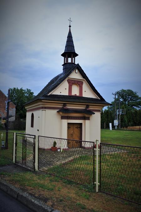 Olza - szyna z sygnaturą obok zabytkowej kapliczki (1).JPG