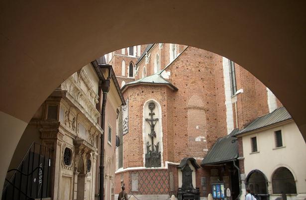 5. Kraków - kościół Mariacki - widok z bramy prowadzącej od Małego Rynku.JPG