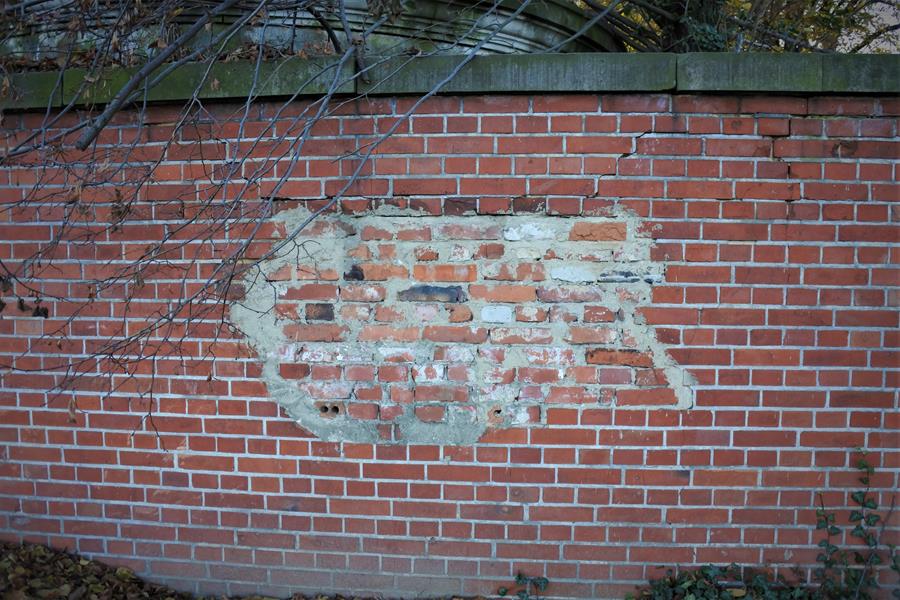 Marszowice - ślady ostrzału na cmentarzu (8).JPG