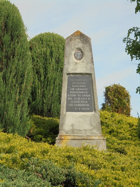 Domoslawice kosciol obelisk.JPG