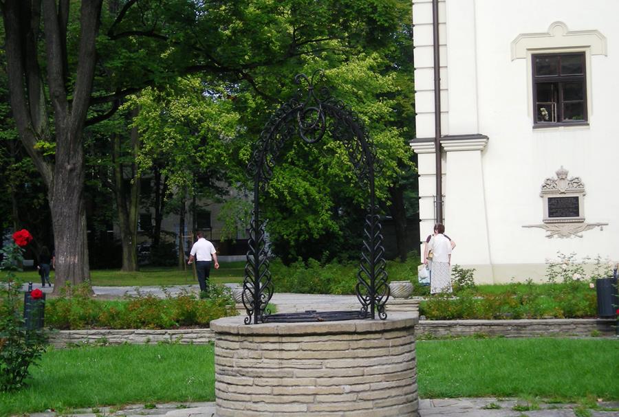 Żywiec - studnia stary zamek i park zamkowy.JPG