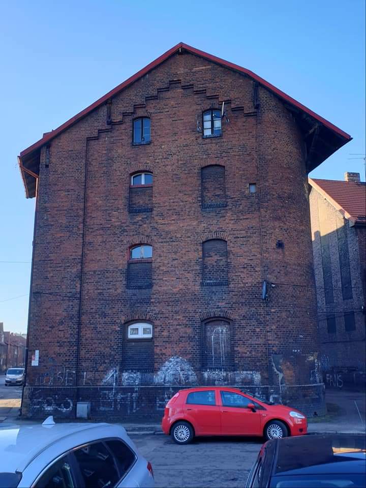 Jedyny taki familok na Lipinach z zaokrągleniem.jpg