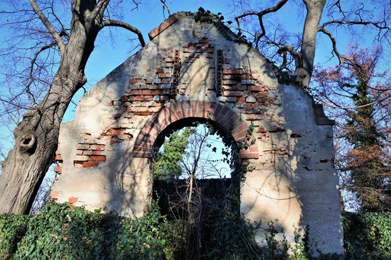 Ruiny kaplicy grobowej (1).JPG