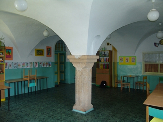 Kaczorów - pałac- sala z filarem centralnym na I kondygnacji - Kopia.jpg