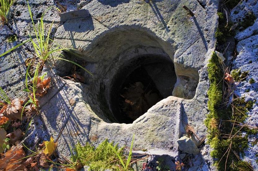 Długopole - Zdrój, kamienie obok dawnego kościoła ewangelickiego (7).JPG