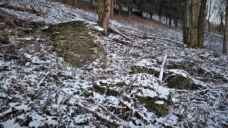 Ruiny dawnej osady (2).jpg