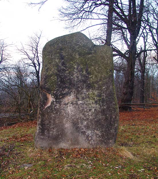 4. Miedzianka - przód granitowej steli na której umieszczone były mosiężne tablice.JPG