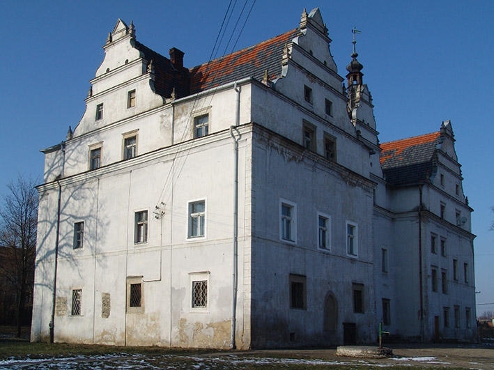 2 Wilków Wielki - doskonale widoczna bryła wieży rycerskiej włączona w strukturę dworu.JPG