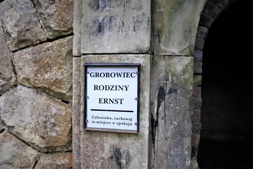 Grobowiec rodziny Ernst (2).JPG