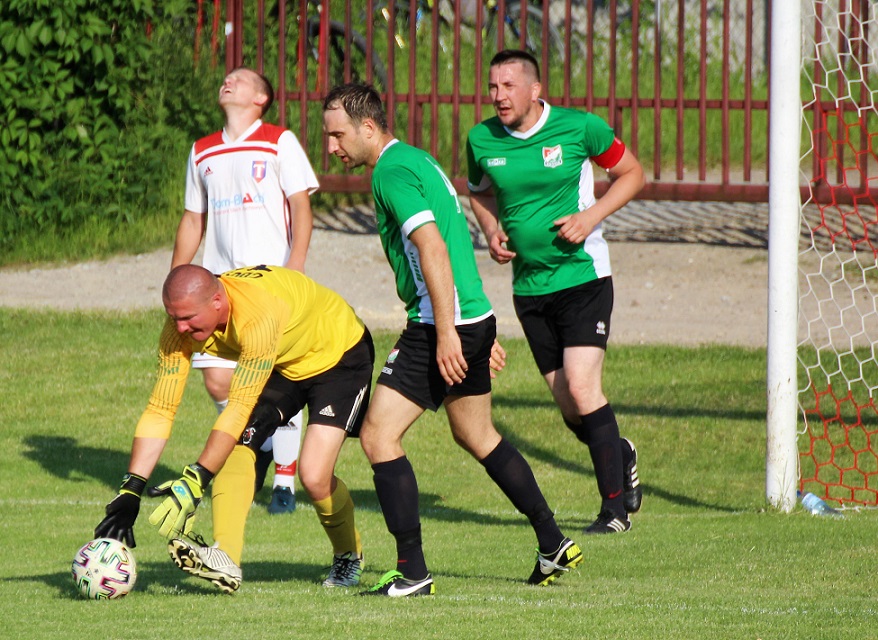 Darek ustawia, Mieszko przymierza, Piotr kopie..JPG