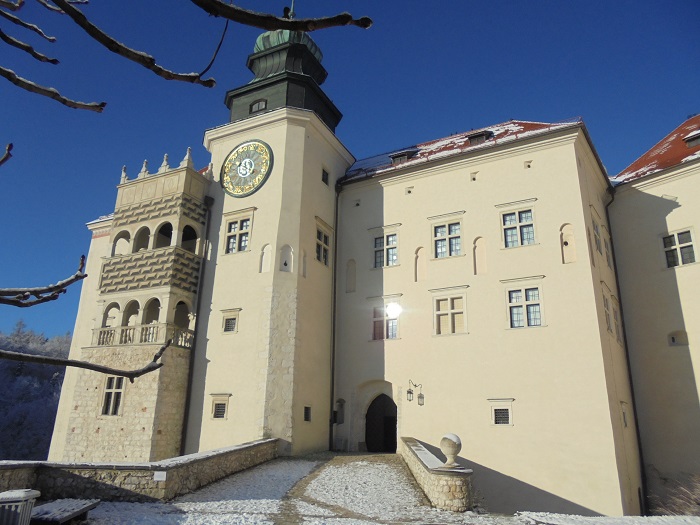 Pieskowa Skala zamek budynek bramny.JPG
