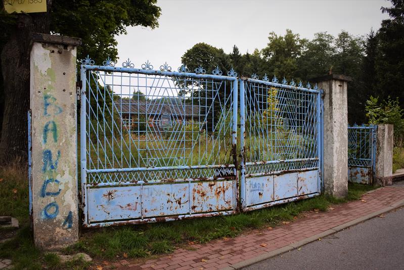 Głuszyca - brama z symbolami włókiennictwa (1).JPG