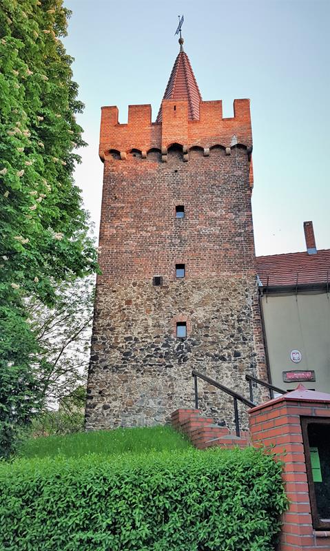 Dwie wieże, jedna z nich to najpewniej dawny rurmus (2).jpg