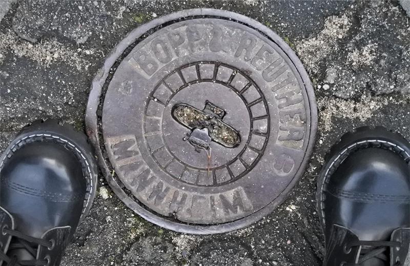 Moje nowe baleriny i stara pokrywa hydrantu (4).JPG