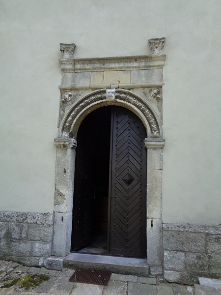 Chroberz kosciol renesansowy portal.JPG