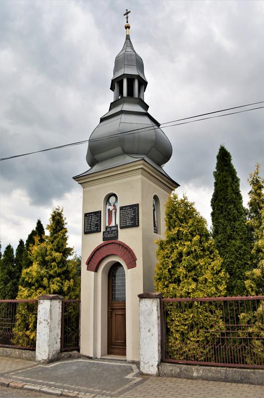 Dzwonnica z tablicą poległych w II Wojnie Światowej (2).JPG