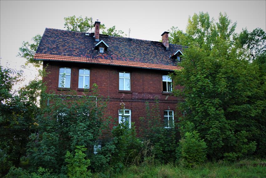 Budynek przy ulicy Kolejowej 10 z przedwojenną nazwą - Gnadenfrei (1).JPG