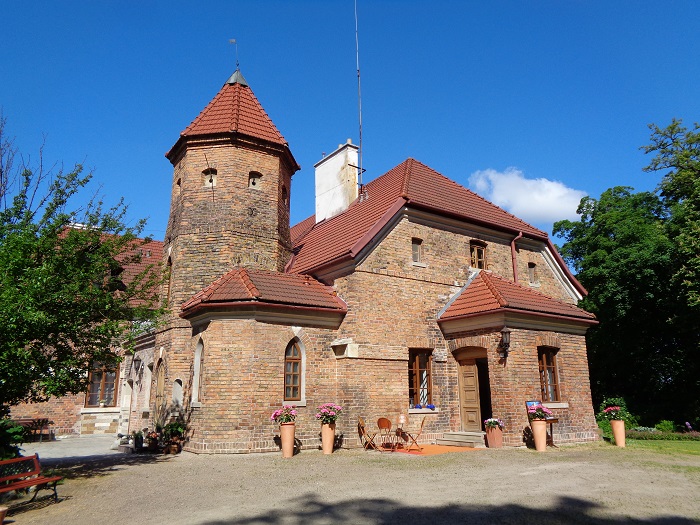 Michalowice dwor  widok na wieze.JPG