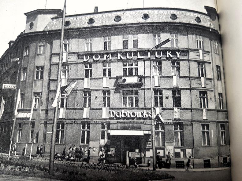 Dom Kultury Dąbrówka.jpg